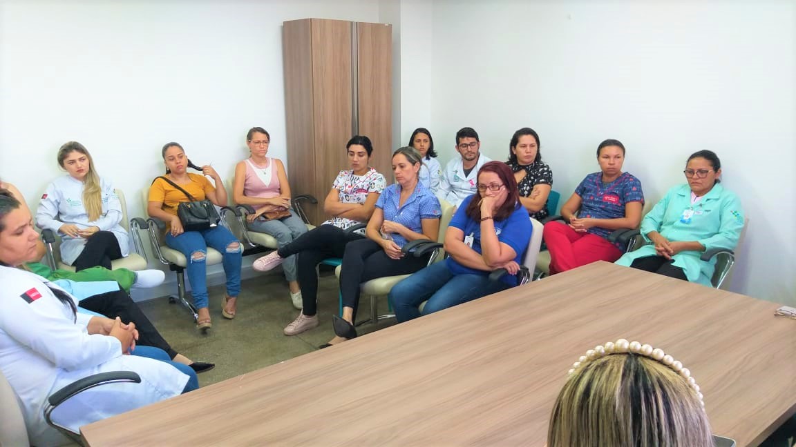 Funcionários do Hospital do Bem durante a abertura do Outubr Rosa.jpg