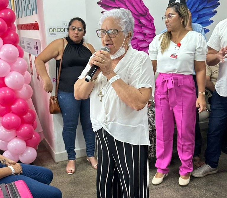 A paciente Maria do Socorro, da cidade de Sousa, também falou no evento e elogiou o tratamento que recebe na unidade.jpg