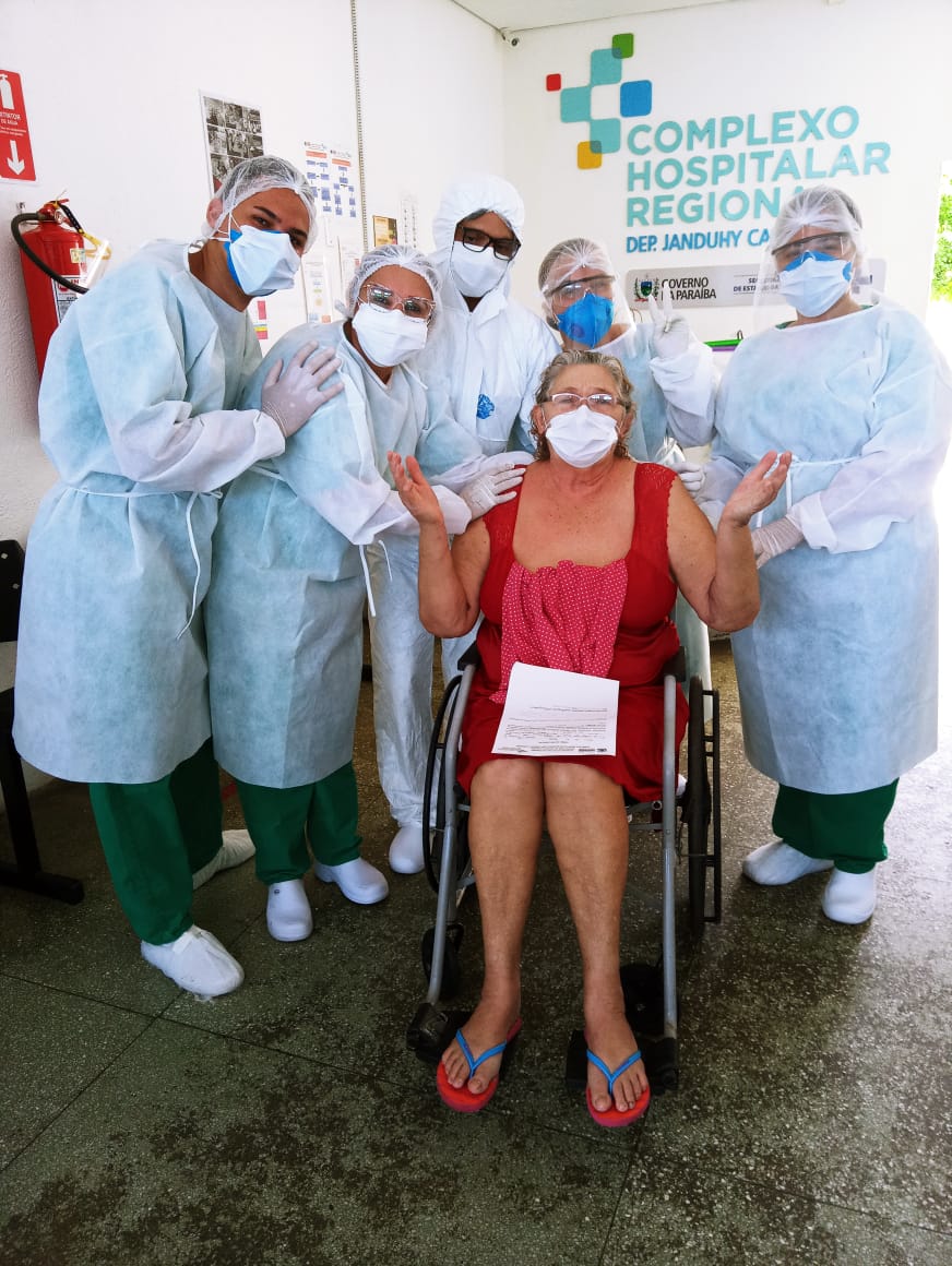 A aposentada Maria do Céu recebeu alta nesta terça-feira. Na foto, junto com profissionais que cuidaram dela no hospital.jpg