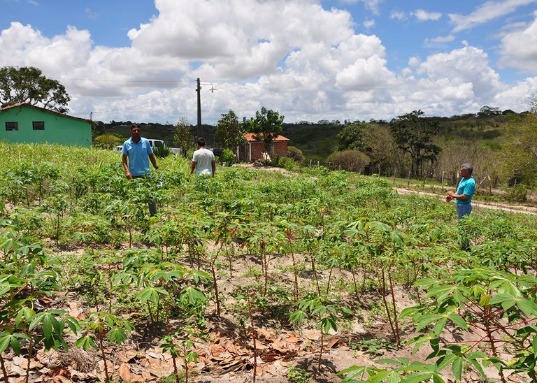 06_03_2020 Agricultores exibem com satisfação título de posse de terras concedido pelo governo (5).JPG