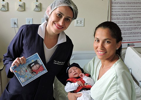 Supervisora-Assistencial-Amanda-Priscilla-entregando-a-foto-do-recem-nascido.jpg