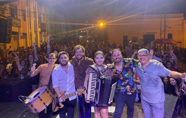 BELLA RAIANE E BANDA.jpg