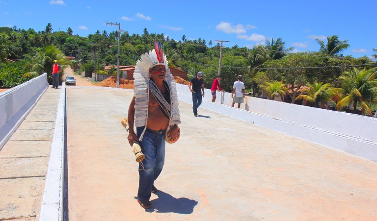 Ricardo entrega ponte em Baía da Traição, estrada de Mamanguape a Guarabira e campo de Borborema