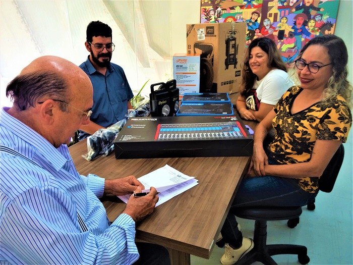 biblioteca Juarez GB-entrega de equipamentos-menor.jpg