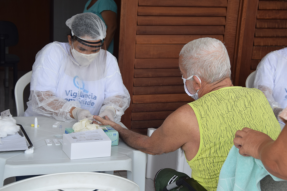 28-04-20 Teste rápido do COVID 19 em idosos no Condominio Cidade Madura Foto-Alberto Machado  (10).JPG