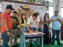 Lucas assina contrato do Empreender PB.jpg