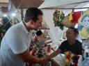 Lucas Ribeiro cumprimenta expositora da Feira de Artesanato - Festa da Cabra Rainha.jpg