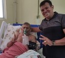 Francisco Cirilo com o sogro Damião Mendonça que agora está na enfermaria.jpg