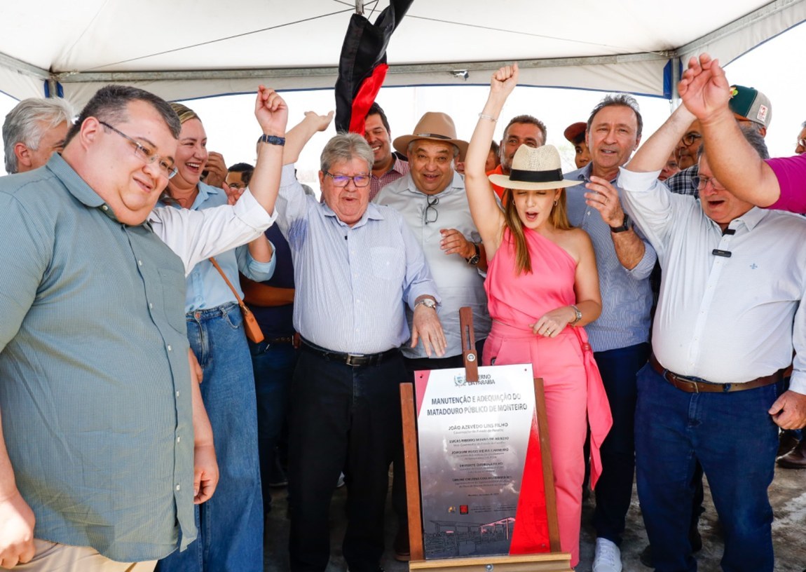 João Azevêdo entrega obra e veículos para a Defesa Agropecuária em Monteiro