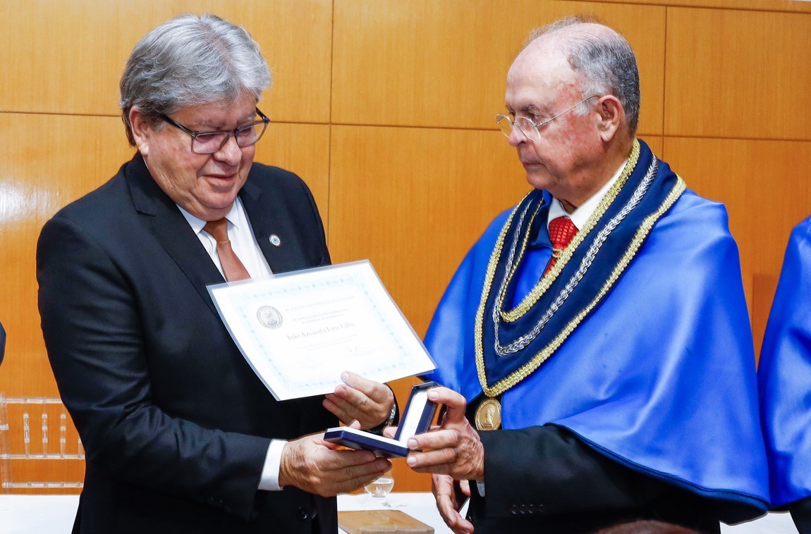 João Azevêdo é homenageado com título de acadêmico benemérito da Academia Paraibana de Engenharia e agradece honraria